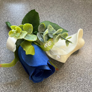 a pin on corsage featuringcalla lily and a  rose (different colours available)