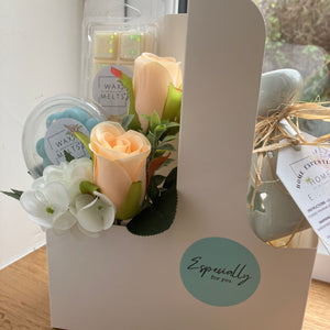 wax melt Gift box with melts, silk flowers and wax burner