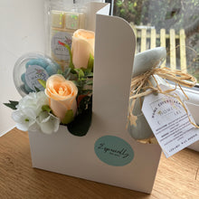 wax melt Gift box with melts, silk flowers and wax burner