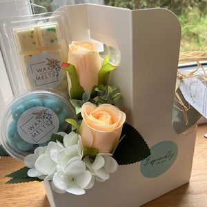 wax melt Gift box with melts, silk flowers and wax burner