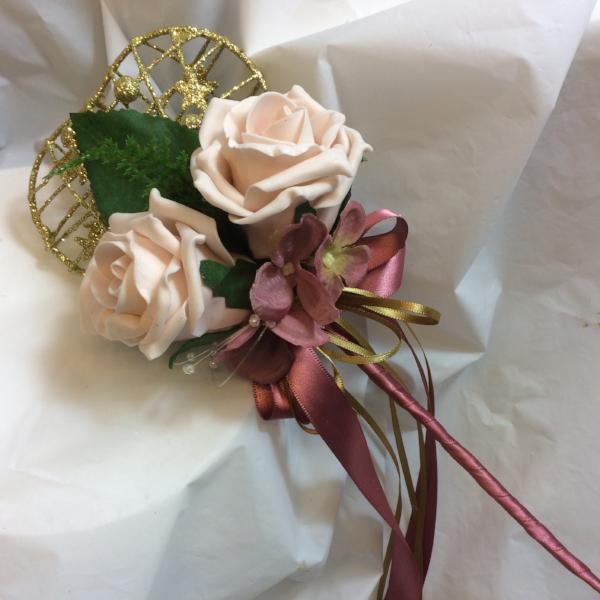 mocha pink roses decorate a gold colour heart shaped bridesmaids wand